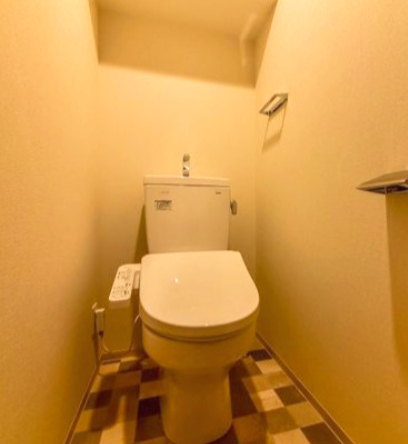トイレ　※写真は同じマンションの違う部屋のものになります。反転タイプ
