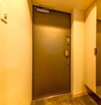 玄関　※写真は同じマンションの違う部屋のものになります。反転タイプ