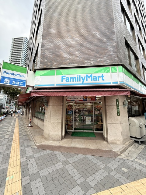 コンビニ　ファミリーマート梅田中津店（コンビニ）まで140m