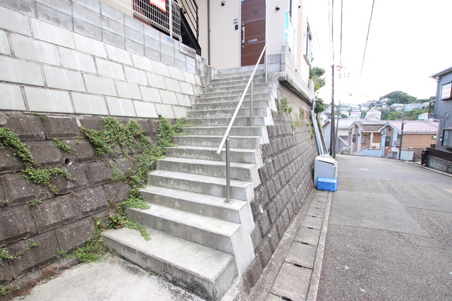エントランス　建物に上がる階段