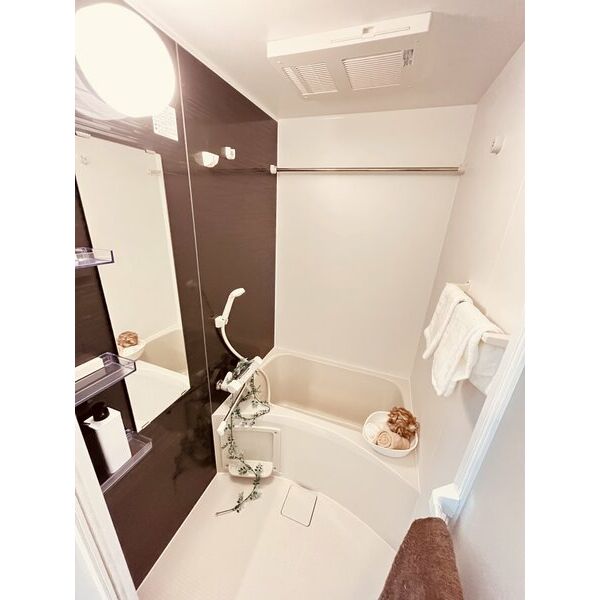 バス・シャワールーム　※写真は同じマンションの違う部屋のものになります。