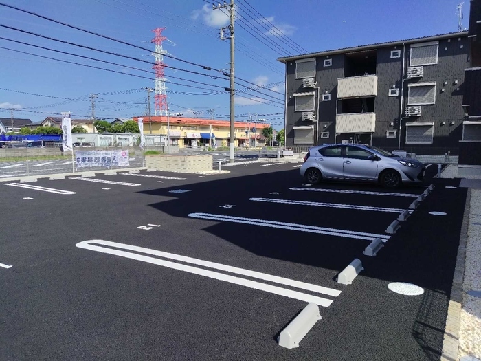 駐車場　敷地内駐車場、別途契約月額５，５００円（税込）