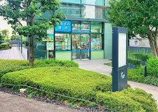 ドラックストア　どらっぐぱぱす新宿イーストサイドスクエア店（ドラッグストア）まで291m