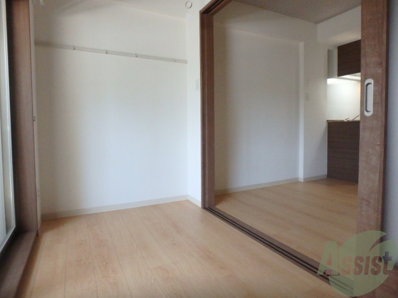 その他部屋・スペース　寝室になりそうな洋室です。シンプルで落ち着きますね。