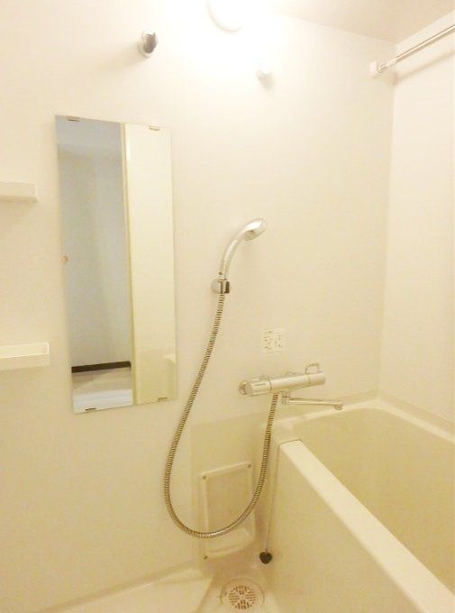 バス・シャワールーム　同タイプの別部屋の写真です