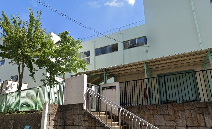 小学校　板橋区立板橋第二小学校（小学校）まで370m