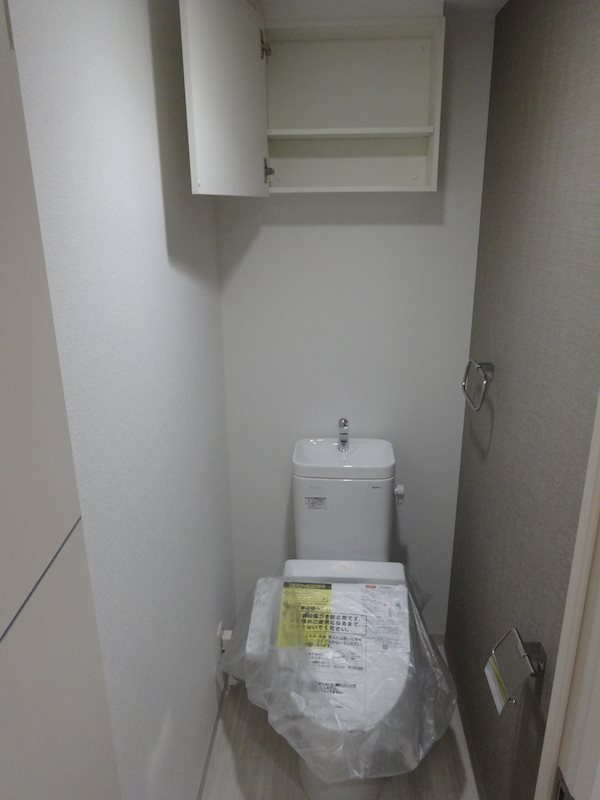 トイレ　温水洗浄便座、収納棚有