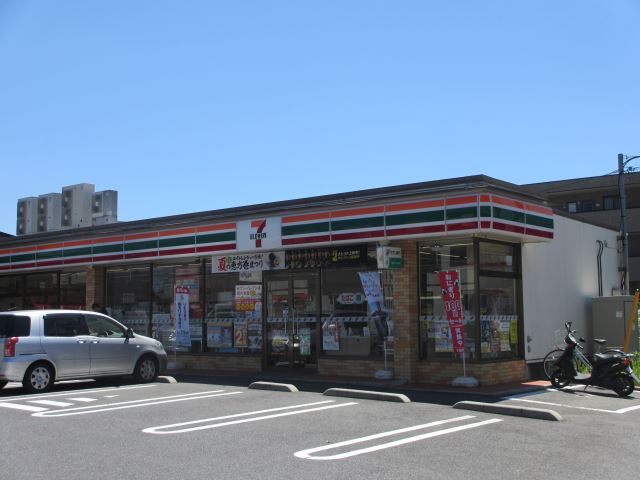 コンビニ　セブンイレブン（コンビニ）まで390m