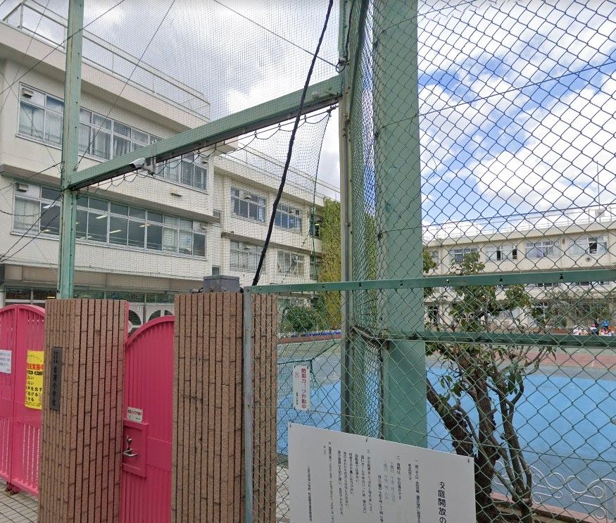 小学校　北区立岩淵小学校（小学校）まで590m