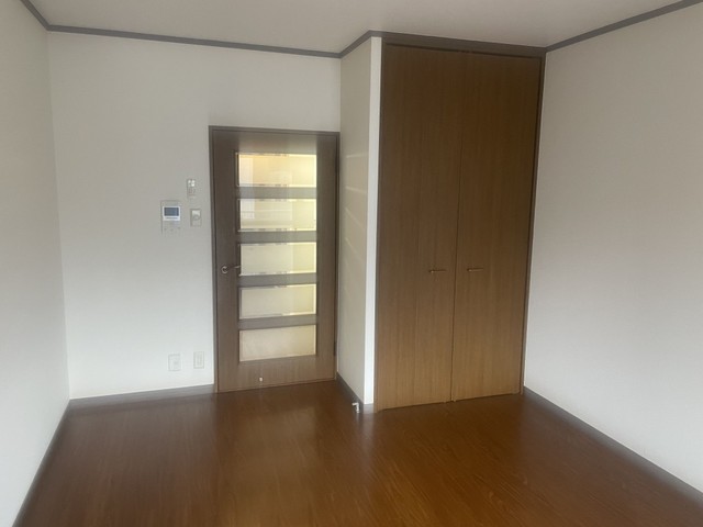 居室・リビング　現況優先。同タイプのお部屋です。