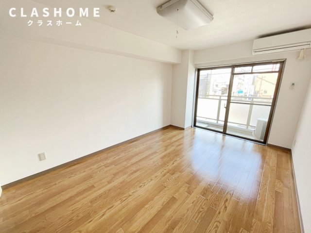 居室・リビング　同物件の別部屋になります。