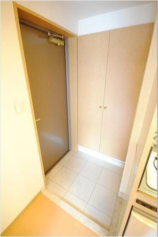 玄関　同物件別部屋写真