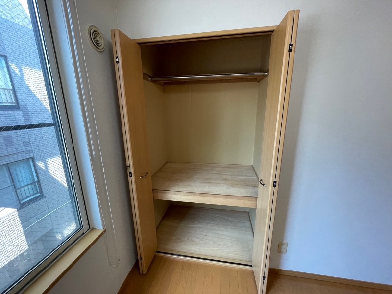 収納　クローゼットを開けてみました。奥行きがありますね。