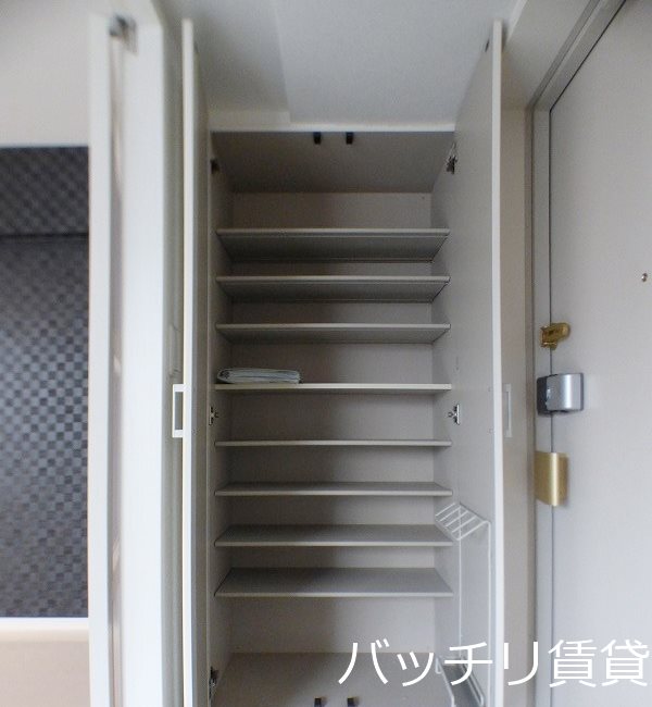 玄関　別号室タイプの為、現状を優先致します
