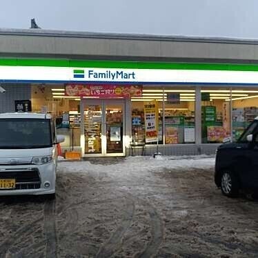 コンビニ　ファミリーマート札幌ドーム前店（コンビニ）まで258m