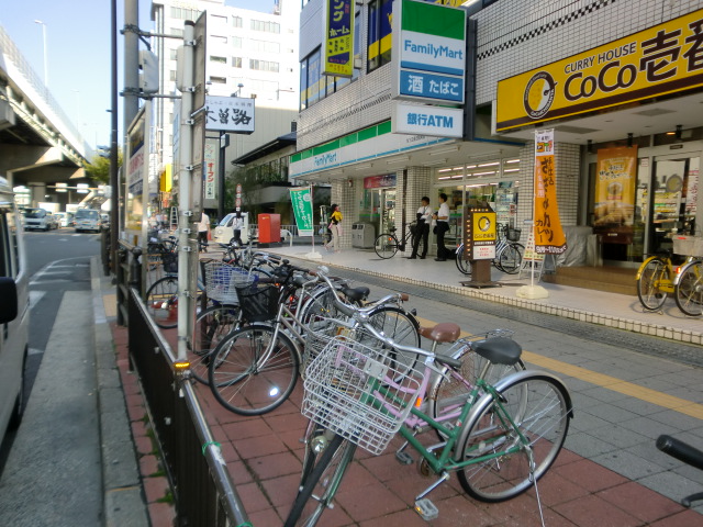 コンビニ　ファミリーマート（コンビニ）まで400m