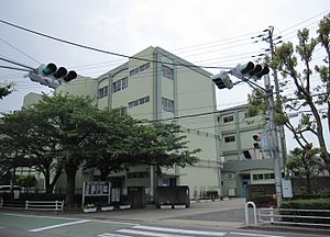小学校　神戸市立高津橋小学校（小学校）まで824m