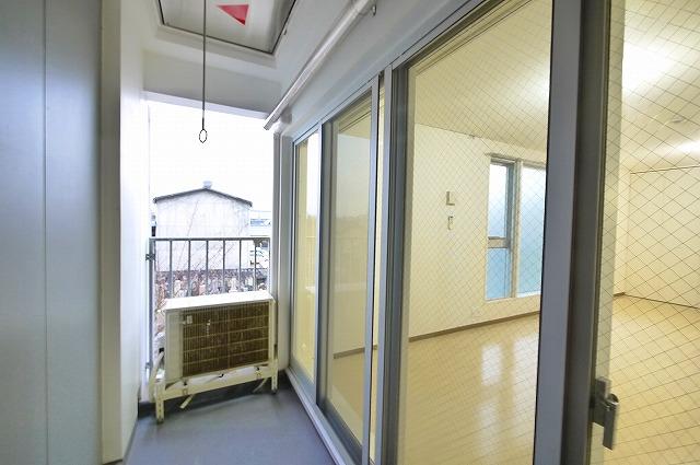 バルコニー　洗濯物を干す場所はこちらです。