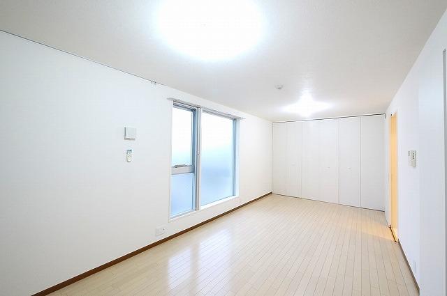 居室・リビング　家具・家電などを置いても広々使えるお部屋ですよ。