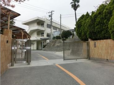 小学校　広島市立伴小学校（小学校）まで327m