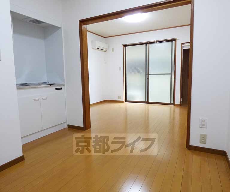 居室・リビング　落ち着いた雰囲気のお部屋です