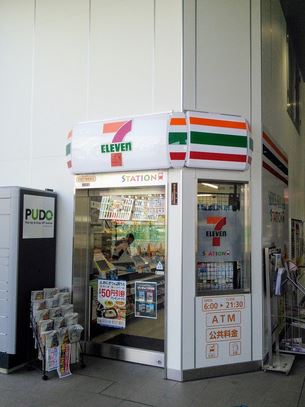 コンビニ　セブンイレブン京急ST梅屋敷店（コンビニ）まで301m