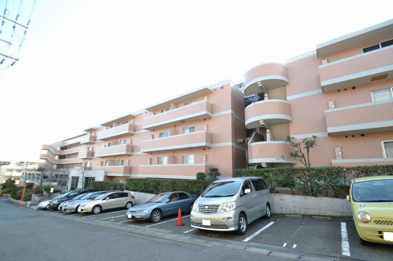 駐車場　敷地内駐車場♪屋根付もあります。