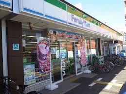 コンビニ　ファミリーマート大阪工大前店（コンビニ）まで66m