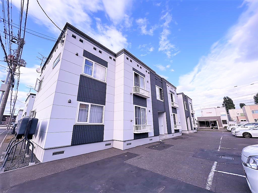 建物外観　駐車場２台無料！経済的で人気の灯油ボイラー採用です♪♪