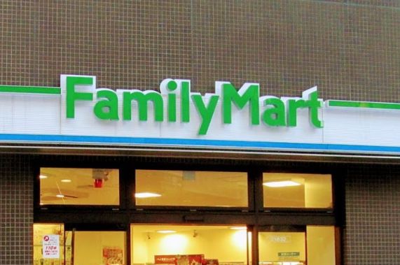 コンビニ　ファミリーマート　目黒神泉町店（コンビニ）まで12m