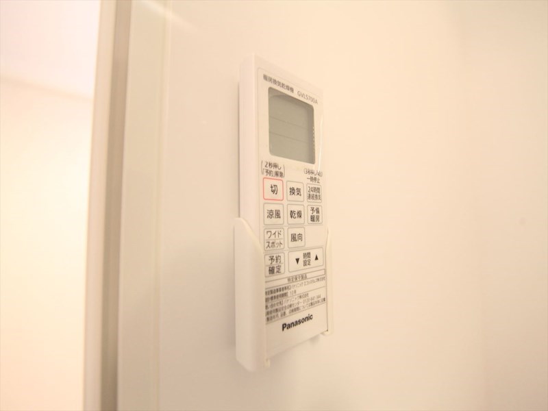その他設備　浴室暖房乾燥機付き