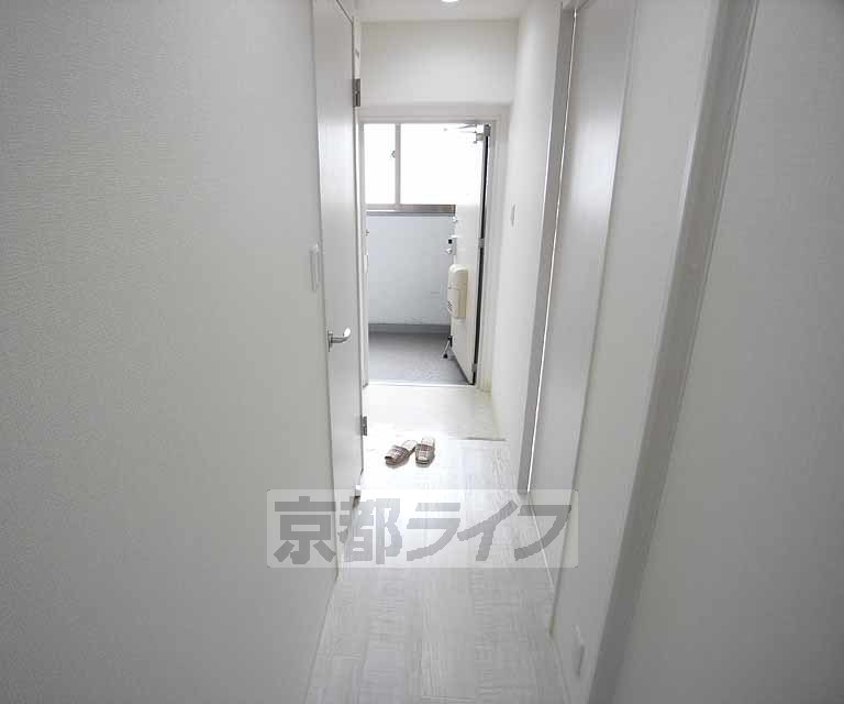 その他部屋・スペース　狭く見えがちな廊下も、色の効果ですっきりした印象を受けます