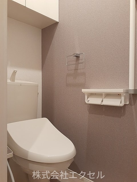 トイレ　温水洗浄便座です。