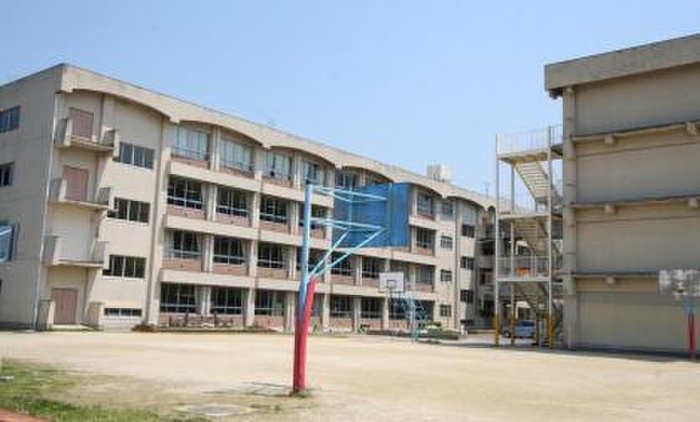 中学校　尾張旭市立西中学校（中学校）まで740m