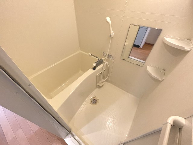 バス・シャワールーム　浴室乾燥機付きで便利です♪