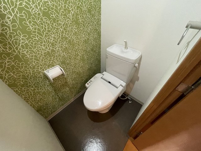 トイレ　温水洗浄便座付きのトイレです♪