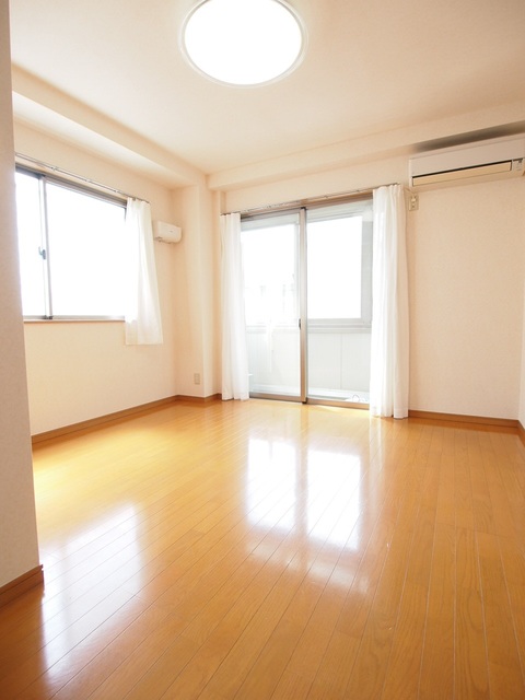 TY・SHIROKANEDAIの居間写真