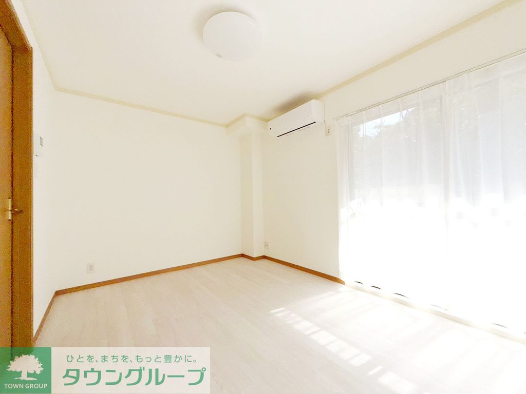 ウィスダム横浜の居間写真