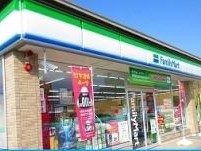 コンビニ　ファミリーマート伊勢竹ケ鼻町店（コンビニ）まで565m