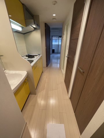 玄関　※写真は同じマンションの違う部屋のものになります。