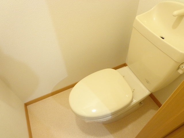 ＪＲ東海道本線 千里丘駅 徒歩5分 3階建 築24年のトイレ写真