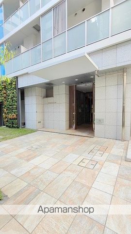 地下鉄御堂筋線 心斎橋駅 徒歩2分 13階建 築14年の外観写真