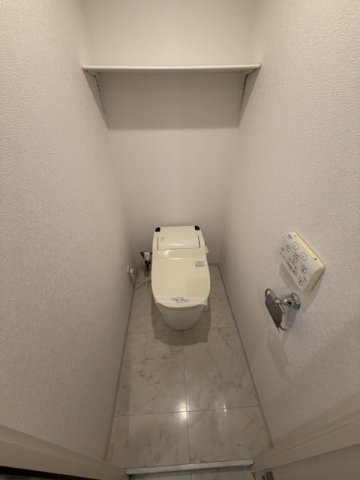 トイレ　温水洗浄便座。