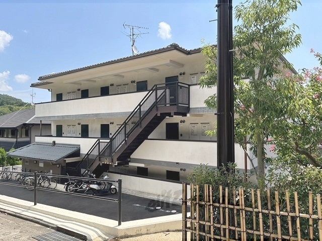 地下鉄烏丸線 北大路駅 バス乗車時間：14分 最寄りバス停で下車 徒歩1分 3階建 築24年の外観写真