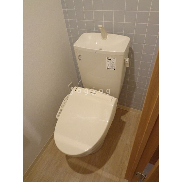 トイレ　嬉しい温水洗浄便座付きのトイレです。