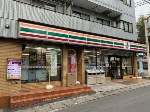 コンビニ　セブンイレブン川崎西生田店（コンビニ）まで620m