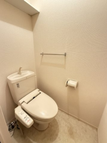 トイレ　退去前につき別のお部屋の写真です