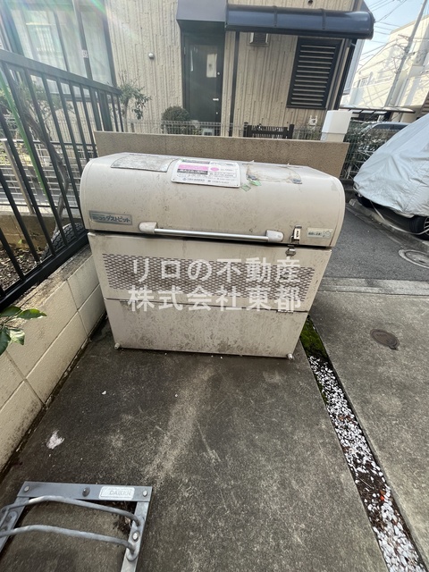 その他共有部分　ボックスタイプのごみ置き場で清潔ですね♪
