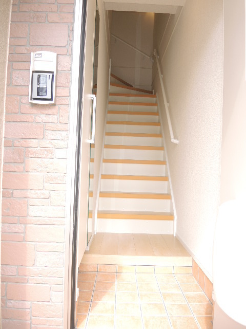 小田急小田原線 本厚木駅 バス乗車時間：38分 最寄りバス停で下車 徒歩6分 2階建 築9年の玄関写真