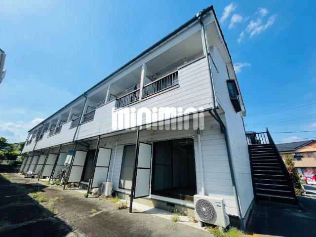 建物外観　爽やかな白い外壁が映える建物です。